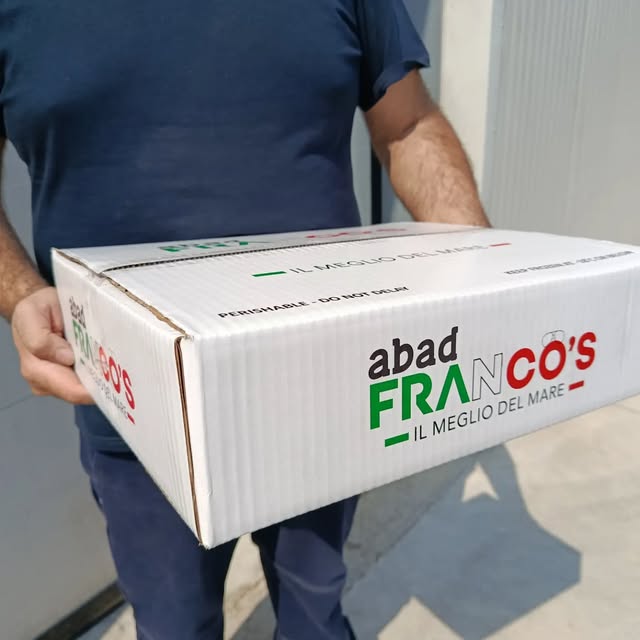Consegna di una cassetta di prodotti ittici