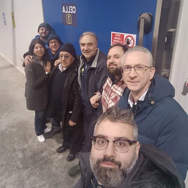 Il team di Euro Ittica Catering davanti alla cella frigorifera